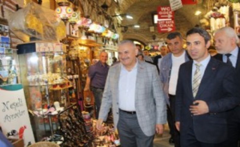 Binali Yıldırım'a Kemeraltı'nda sevgi seli